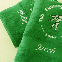 besticktes Badetuch mit Logo und Namen